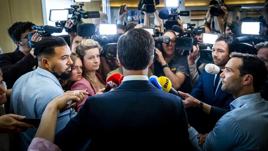 Rutte staat de pers te woord na zijn aankondiging de politiek te verlaten.Foto: ANP