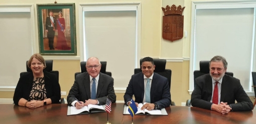 Premier Eugene Rhuggenaath (2e van rechts) en de Amerika's ambassadeur in Nederland Pete Hoekstra (2e van links) tijdens de ondertekening van het Verdrag. © Regering Curaçao