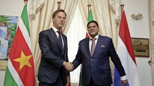 Premier Mark Rutte wordt begroet door president Chan Santokhi. De premier brengt een bezoek aan Suriname.Ⓒ ANP