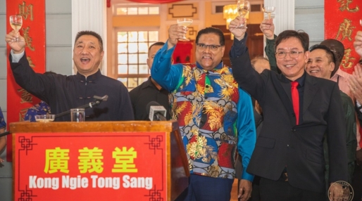 President Santokhi en de Chinese ambassadeur heffen het glas. Foto: CDS