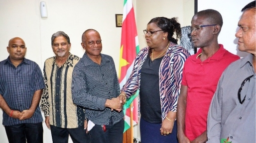 Richenel Small ontvangt de felicitaties van minister Emanuël. Foto: CDS