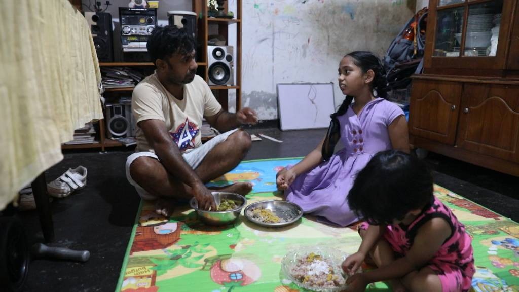 Veel Sri Lankanen kunnen nog maar moeilijk rondkomen, zoals Roshan en zijn gezin: