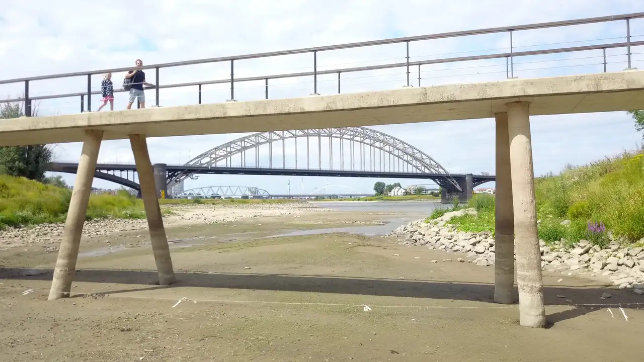 Dronebeelden laten grote droogte rondom Rijn, Waal en Lek zien