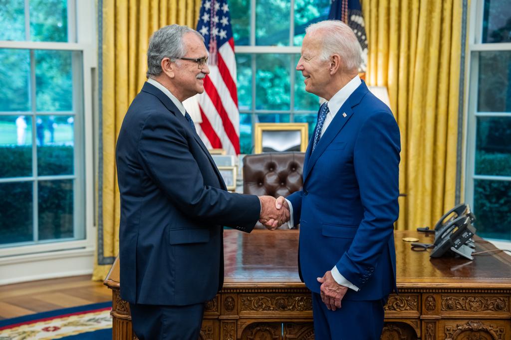 Ambassadeur professor Marten Schalwijk en president Joe Biden.