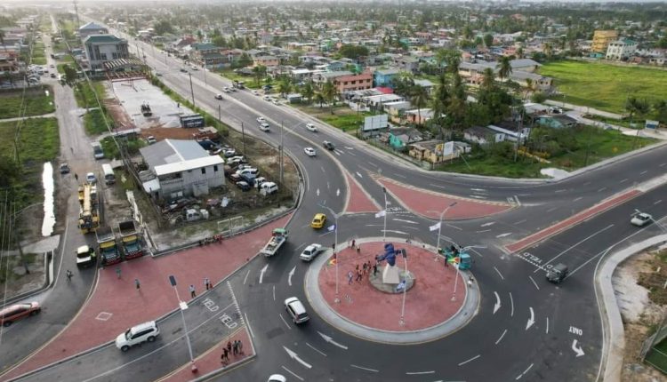 President Dr. Irfaan Ali bij de ingebruikname van de nieuwe snelweg van Eccles naar Mandela op donderdagavond (Foto: Keno George/DPI/ 14 april 2022)