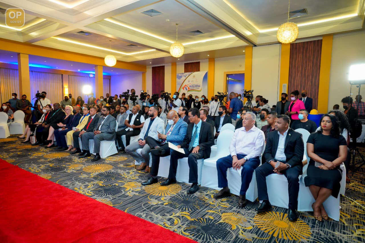 Een deel van de bijeenkomst bij de officiële lancering van de Building Expo (Foto: Office of the President / 20 april 2022)