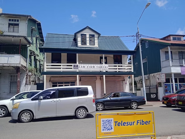 Het kantoor van International Law Firm Taheri in Paramaribo is op papier het hoofdkwartier van een kleine tankervloot. (Foto: Annelies Brinkman)