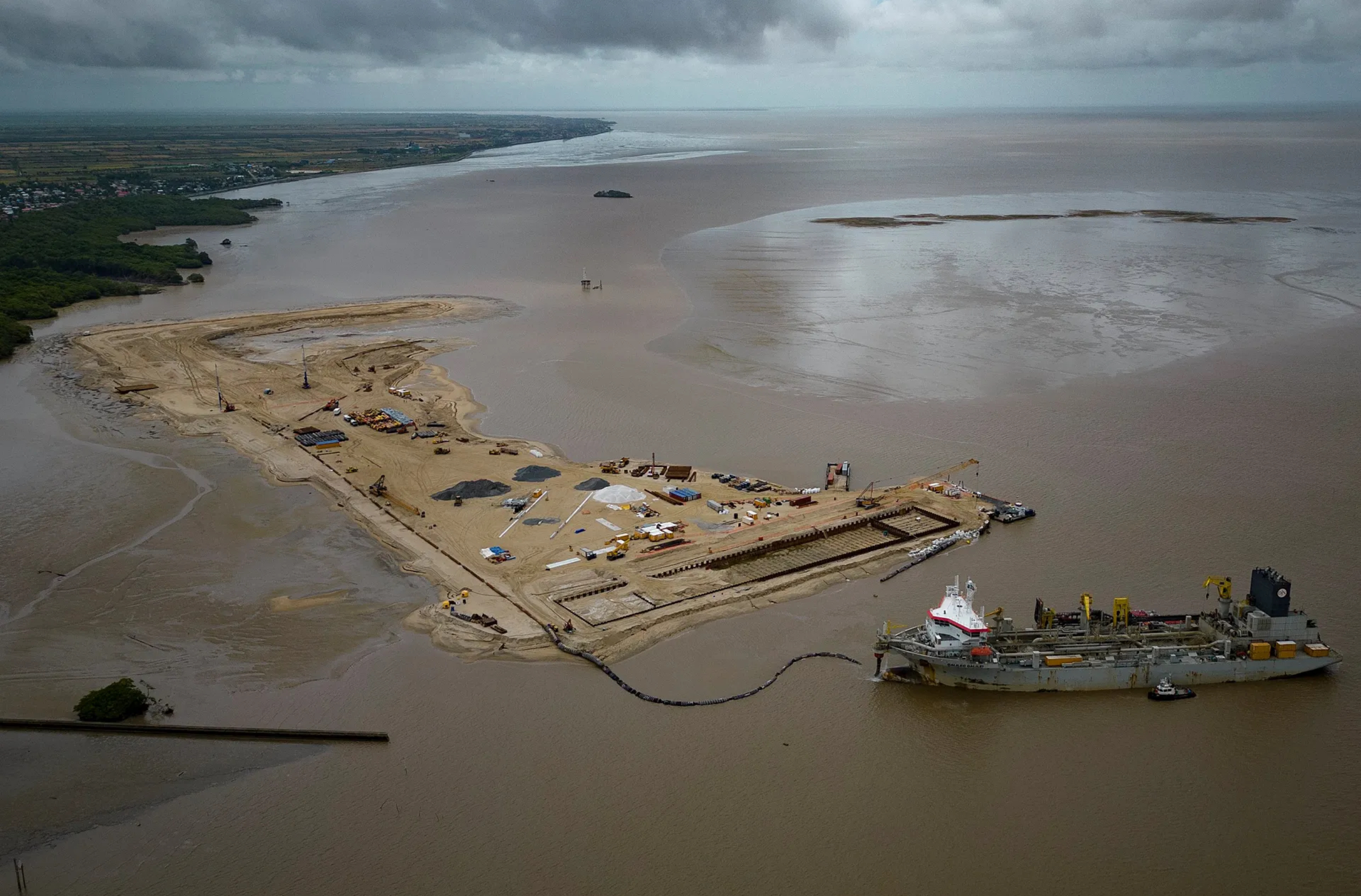 Voor de kust van hoofdstad Georgetown legt een schip de basis voor een nieuwe oliehaven. Foto Matias Delacroix/ AP Photo