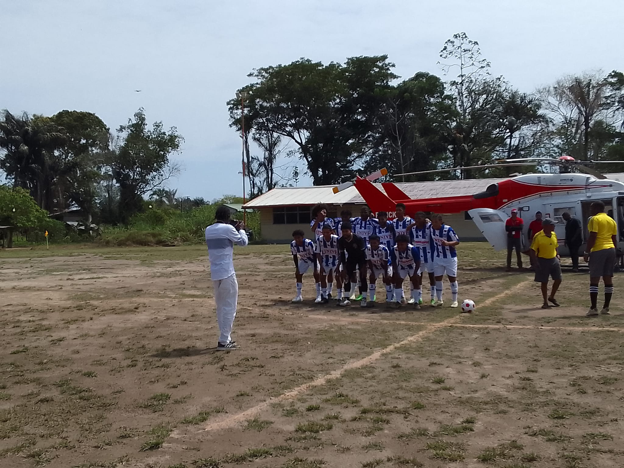 President Santokhi sponsort Commissaris Kabalebo Copa met SRD 50.000
