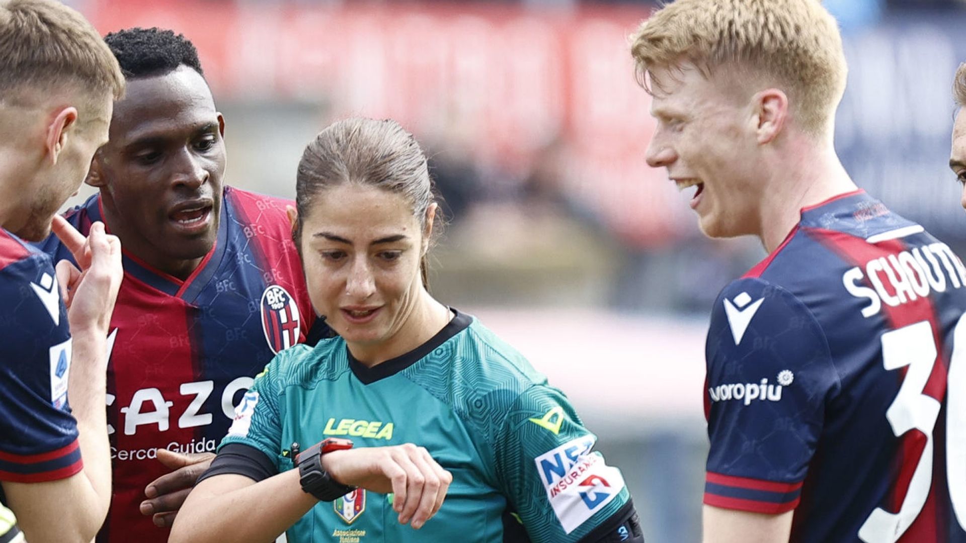 Shukrula fluit betaald voetbalduel: uniek in Nederland, minder in Europa  De Duitse Bibiana Steinhaus floot al voetbalwedstrijden bij de mannen in de Bundesliga, Rebecca Welch kwam vorig seizoen in actie in de Premier League en de Franse Stéphanie Frappart floot zelfs op het WK voetbal in Qatar. Vanavond is er dan ook de primeur in Nederland.  Shona Shukrula fluit het eerstedivisieduel tussen TOP Oss en ADO Den Haag (20.00 uur): de eerste keer dat in Nederland een vrouw aan het roer staat van een wedstrijd in het betaalde voetbal. Daarmee zijn we ten opzichte van andere Europese landen rijkelijk laat.  Vaker in Europa  Elders is er al wel vaker een profwedstrijd gefloten door een vrouwelijke arbiter. Sterker, ook in West-Europese landen heeft een vrouw al de leiding gehad over duels op het hoogste niveau.  Zo is de Zwitserse Nicole Petignat een voorbeeld voor veel scheidsrechters. Zij floot rond de eeuwwisseling wedstrijden in Zwitserse en Oostenrijkse competities en daarnaast voorrondewedstrijden in de UEFA Cup, waarmee ze de eerste vrouw was die een Europese wedstrijd leidde.  Maar ook in Italië is het een bekend gezicht. In augustus speelden Sam Beukema en Thijs Dallinga met Bologna gelijk tegen Udinese, terwijl Maria Sole Ferrieri Caputi de scheidsrechter was.  EPA 2023: Jerdy Schouten en Ferrieri Caputi bij Bologna De 33-jarige Shukrula, die ook werkt als officier van justitie, timmert al enige tijd aan de weg bij de KNVB. In 2019 werd ze de eerste vrouw die een wedstrijd floot op het hoogste amateurniveau van de mannen, een duel in de tweede divisie. Op dat moment maakte ze deel uit van het talentenprogramma van de KNVB onder leiding van Danny Makkelie.  Een jaar later was ze voor het eerst vierde official in het betaald voetbal, bij het eerstedivisieduel tussen FC Eindhoven en Telstar.  In 2021 werd Franca Overtoom al de eerste vrouwelijke official bij een eredivisiewedstrijd, toen ze assistent was bij de confrontatie tussen Go Ahead Eagles en FC Groningen.  Droom  Voor Shukrula was het altijd een droom om