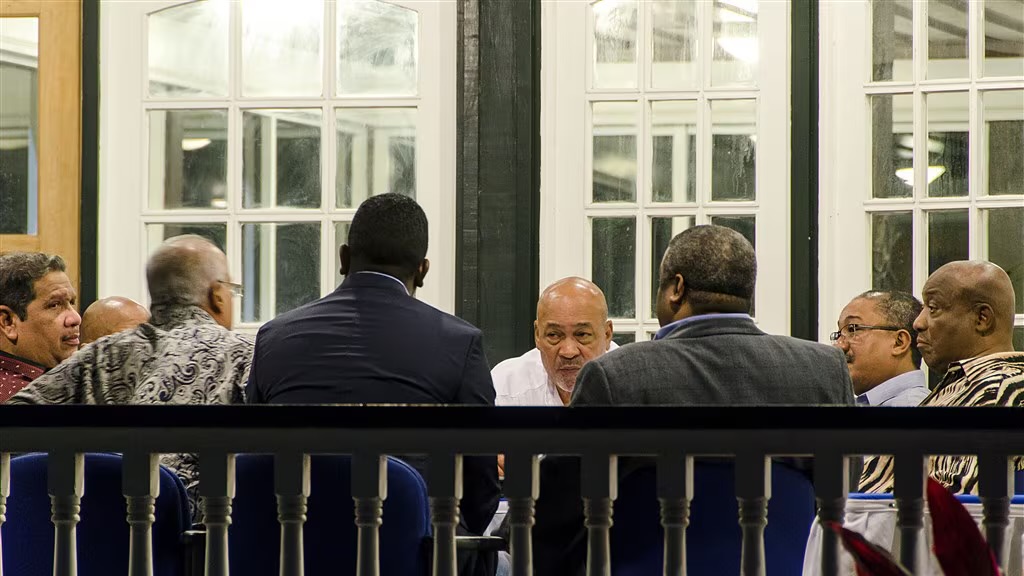 Hoefdraad maakte deel uit van de regering-Bouterse. Onder diens leiding is Suriname financieel afgegleden.