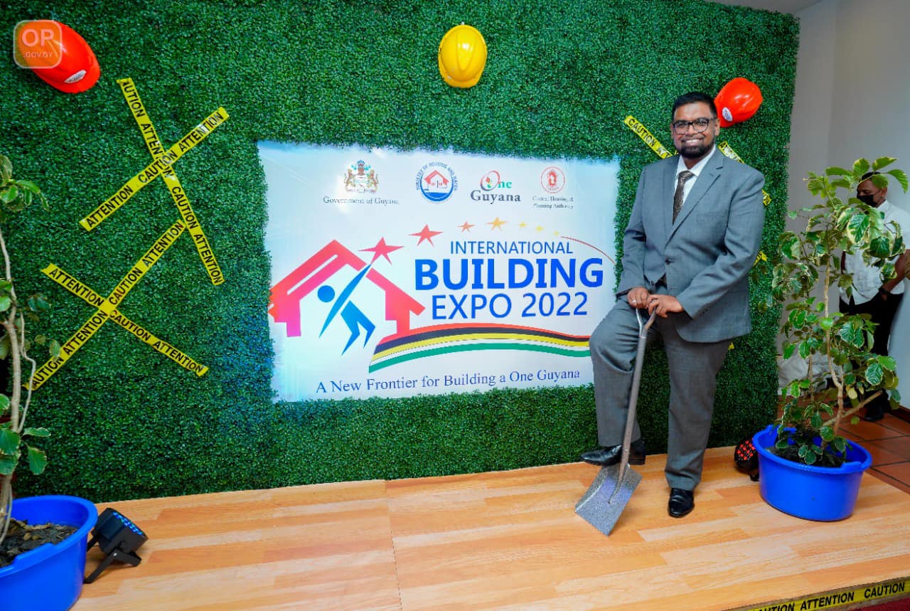 President Dr. Irfaan Ali bij de officiële lancering van de Building Expo (Foto: Office of the President / 20 april 2022)