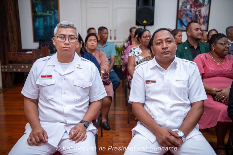 Mitchel Wongsodikromo (l) en Rianto Kasanmoesdiran, de nieuwe dc’s van Saramacca en Coronie. [Foto: kabinet van de president]