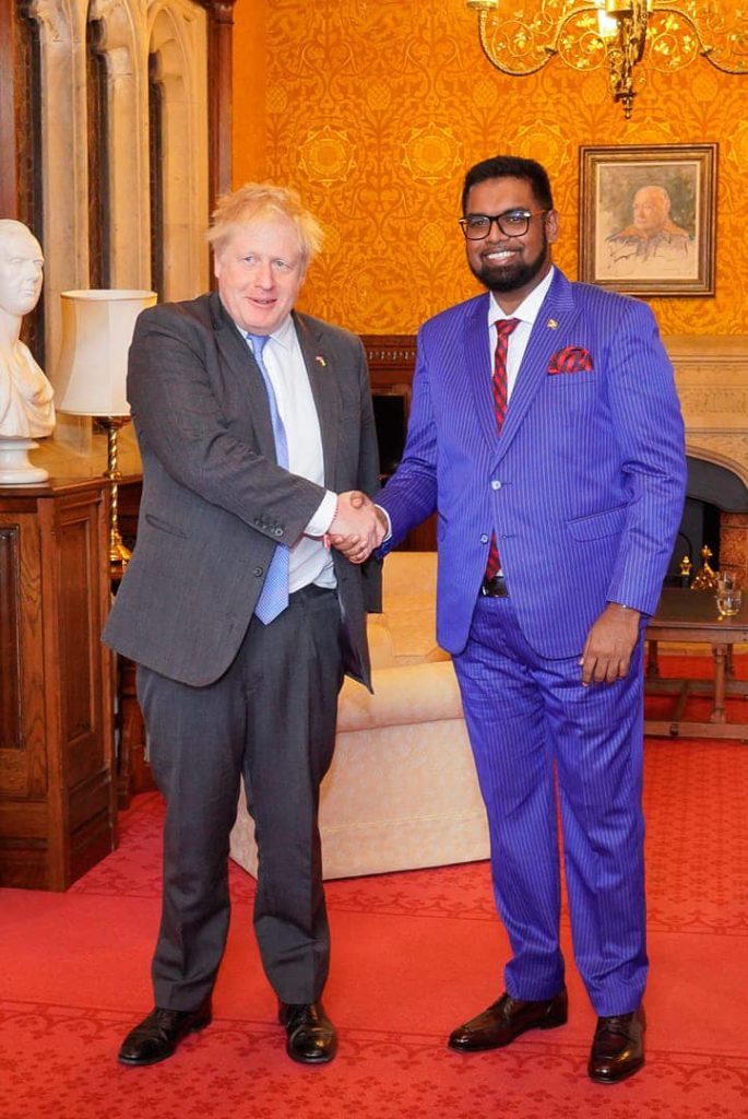 President Dr. Irfaan Ali (rechts) ontmoeting met de Britse premier Boris Johnson (Foto: Latchman Singh/ 27 april 2022)