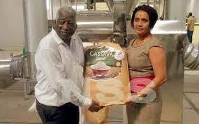 Robert Power en Kamla Madho met de eerste productie van cassavemeel, 5 april 2014 