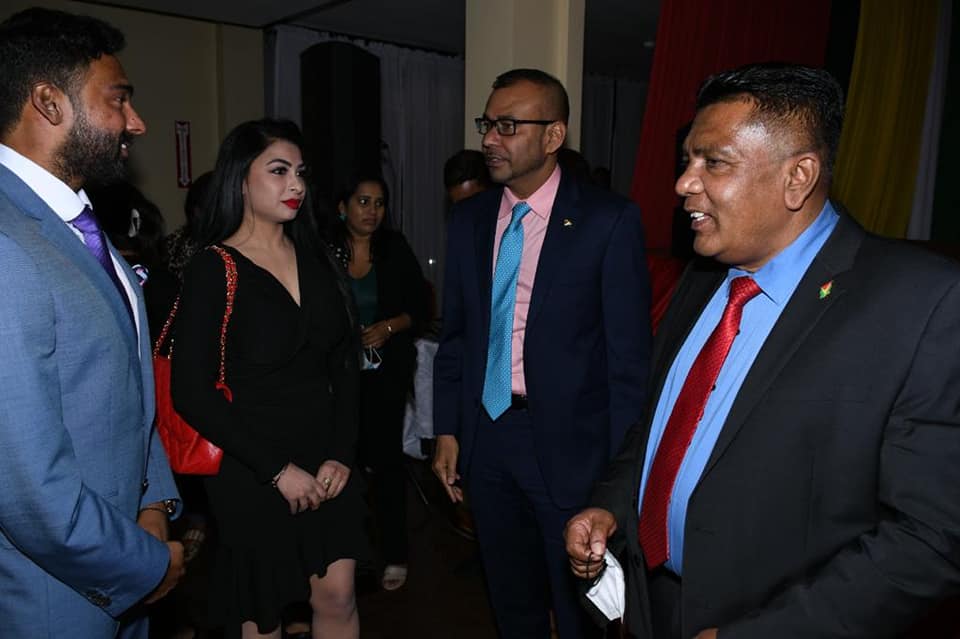 Minister van Buitenlandse Zaken Robert Persaud en minister van Landbouw Zulfikar Mustapha ontmoeten Guyanezen die in Trinidad en Tobago wonen