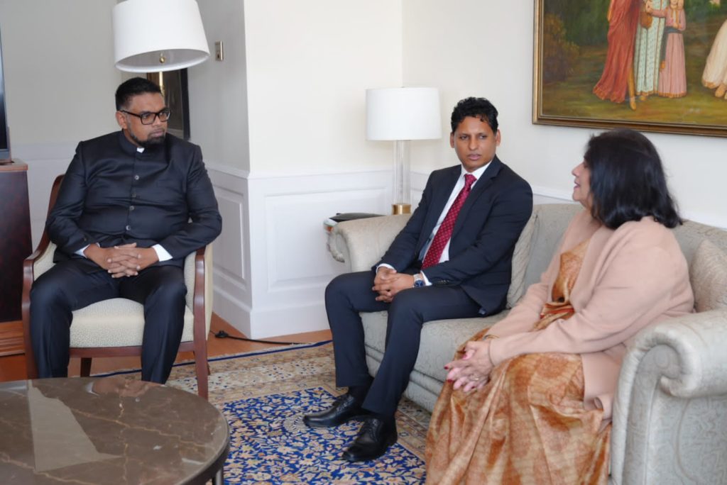 President Irfaan Ali en Shyam Nokta van EMC Energy Inc. in gesprek met Dr. Vibha Dhawan, directeur-generaal van TERI India