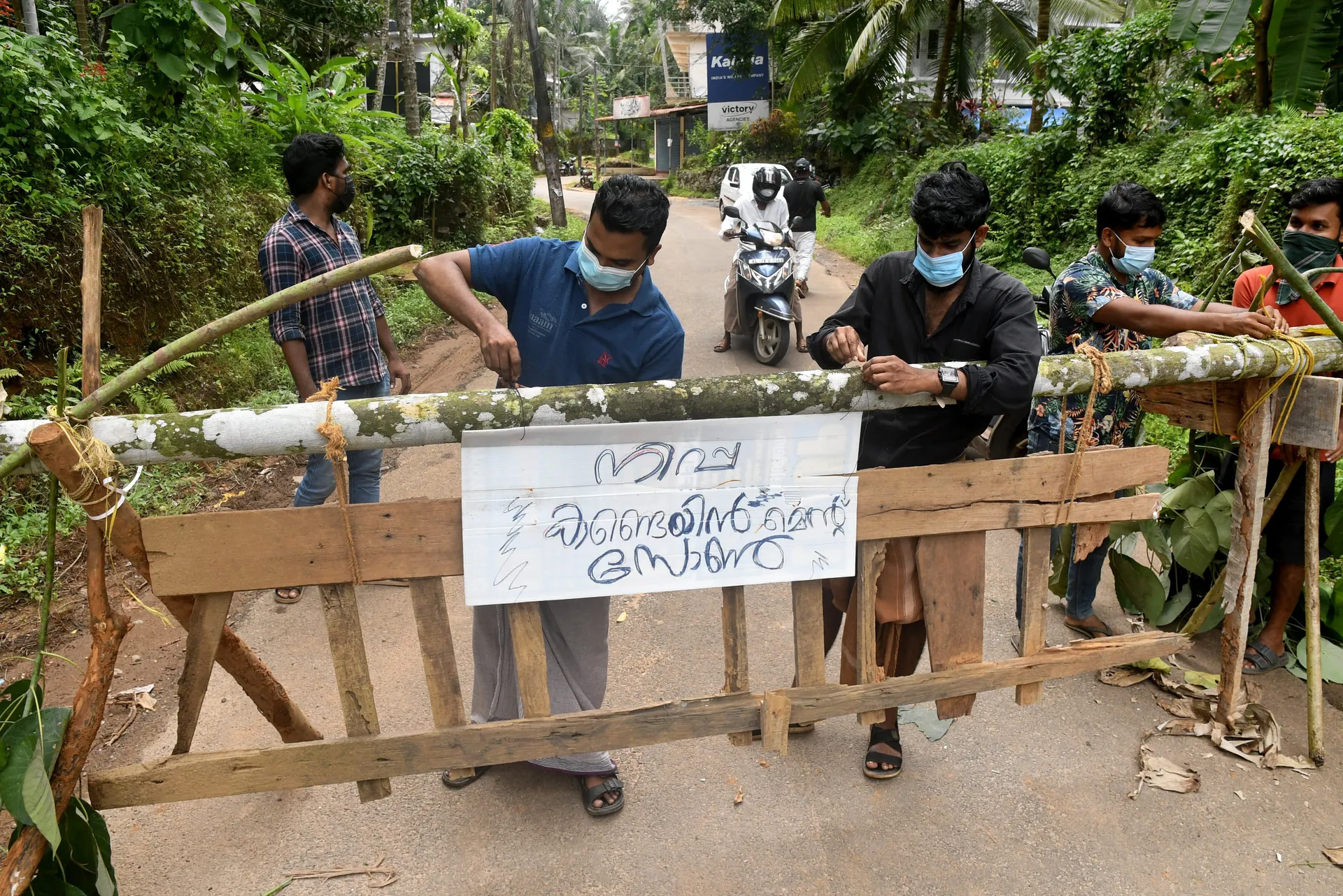 Het dorp Ayanchery is afgesloten om verspreiding van het virus te voorkomen. Foto Reuters