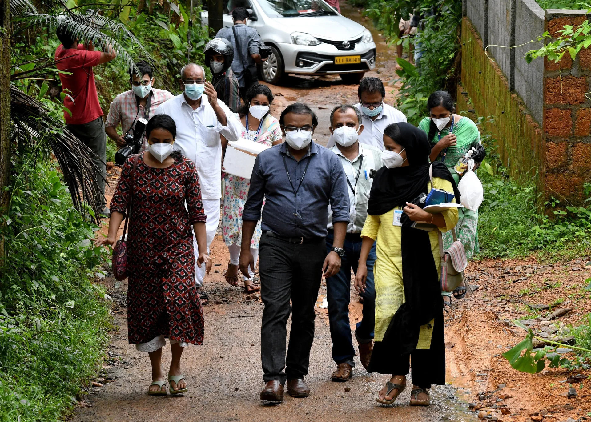 De autoriteiten laten in het district Kozhikode fruit onderzoeken op mogelijke besmetting met het Nipah-virus, zoals hier in het dorp Maruthonkara. Foto Reuters Dorpen afgesloten