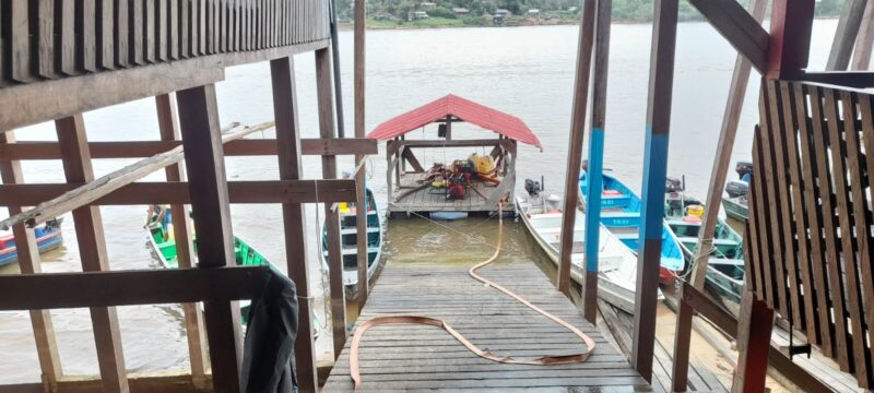 De waterpomp staat altijd gereed nabij het water voor het geval er brand zou uitbreken.