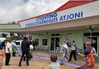 Onthulling van het naambord van het Streekziekenhuis Atjoni. Foto: Suriname Herald