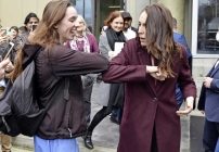  Premier Jacinda Ardern (rechts) groet een student van de Massey Universiteit. Ⓒ EPA