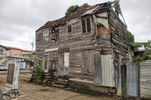 Het geboortehuis van verzetsheld Anton de Kom in Paramaribo staat bijna op instorten.BEELD HIJN BIJNEN