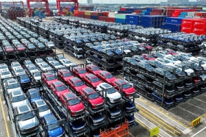 Elektrische auto’s van het Chinese merk BYD in de Oost-Chinese stad Suzhou, voordat ze op transport gaan. Foto AFP