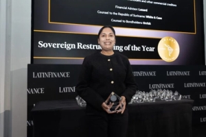 Malty Dwarkasing van het Bureau voor de Staatsschuld nam de award van Suriname in ontvangst. [Foto: LatinFinance]  788 SHARES 4.4k VIEWS Share on Facebook Share on Twitter Het herstructureren van 1,5 miljard US dollar van zijn schuld heeft LatinFinance doen besluiten Suriname de award ‘Sovereign Restructuring of the Year’ toe te kennen. Het medium geeft op zijn website aan dat de Surinaamse economie er drastisch anders uitziet momenteel in vergelijking met juli 2020 toen de regering-Santokhi/Brunswijk aantr