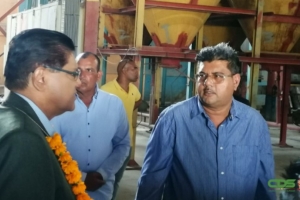 President Santokhi in gesprek met Rakesh Narsing, ondernemer en eigenaar van Narvin N.V. Foto: CDS