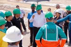 President Chandrikapersad Santokhi heeft zich laten orienteren op het project waar er over enkele tijd, huizen zullen staan. [Foto: Kabinet president] 