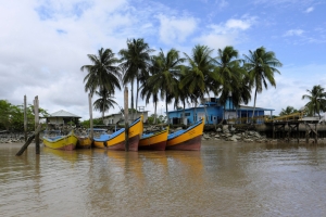 Guyanese vissersboten langs de Suriname rivier © AP