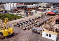 Een zicht op de Guyana Shore Base vanaf een van de bevoorradingsschepen die materialen naar de offshore boorlocatie stuurt. (Foto: Natalie Keyssar voor Bloomberg Markets)
