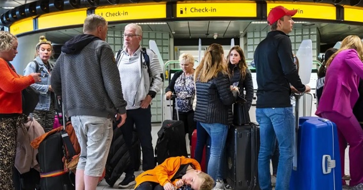 Schiphol Vergoedt Reizigers Die Vlucht Misten Door Chaos | Suriname ...