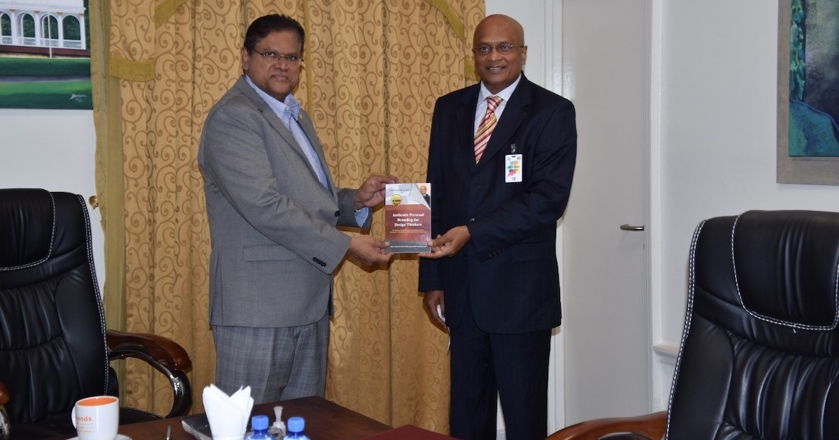 Prof. Hubert Rampersad distantieert zich van regering-Santokhi ...
