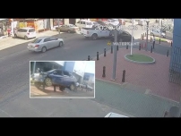 Embedded thumbnail for VIDEO: Camerabeelden laten zien hoe auto op paaltjes eindigde