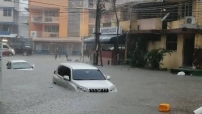 Embedded thumbnail for Venezuela verandert in oceaan! Overstromingen, aardverschuivingen &amp; tropische golven treffen Caracas