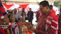 Embedded thumbnail for 9 augustus, president Santokhi tussen de Inheemsen, drinkt kasiri