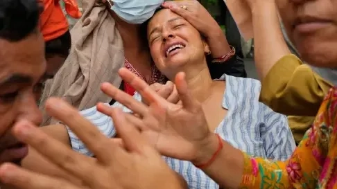 Nepal haast zich om vastzittende arbeiders te redden; dodental boven 900