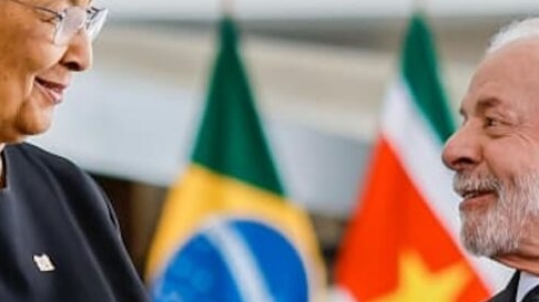 Simons met een dode mus blij gemaakt in Brazilië, terwijl Lula er met de biefstuk vandoor is gegaan