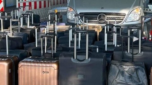 Douanemedewerkers verrast: vrouw keert terug van vakantie met 55 koffers