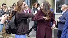  Premier Jacinda Ardern (rechts) groet een student van de Massey Universiteit. Ⓒ EPA