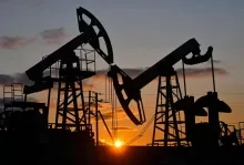 Olieprijs stijgt bijna 8% boven $102 voorafgaand aan Amerikaanse blokkade van Iran
