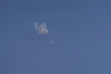 Iran vuurt raketten af op Golfstaten: dode in Abu Dhabi, internationale reacties op escalatie