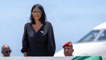 Venezolaanse president arriveert in Grenada met speld waarop Essequibo staat afgebeeld