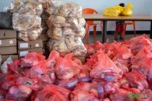 Ruim 200 huishoudens in Pikin Saron ontvangen voedselhulp