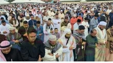 Honderden gelovigen sluiten Ramadan af met gezamenlijk Idul-gebed 