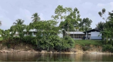 Dit is de hoogte van het water in het binnenland onder normale omstandigheden. Door de aanhoudende regen zijn bepaalde delen onder water gelopen. Foto: Suriname Herald.