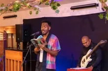 Xillan Macrooy sluit SABI Literatuurfestival 2026 af met wervelende muzikale lezing