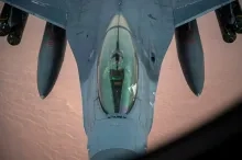 Iran zoekt vermiste VS-piloot, Israëlisch schip geraakt in Straat van Hormuz